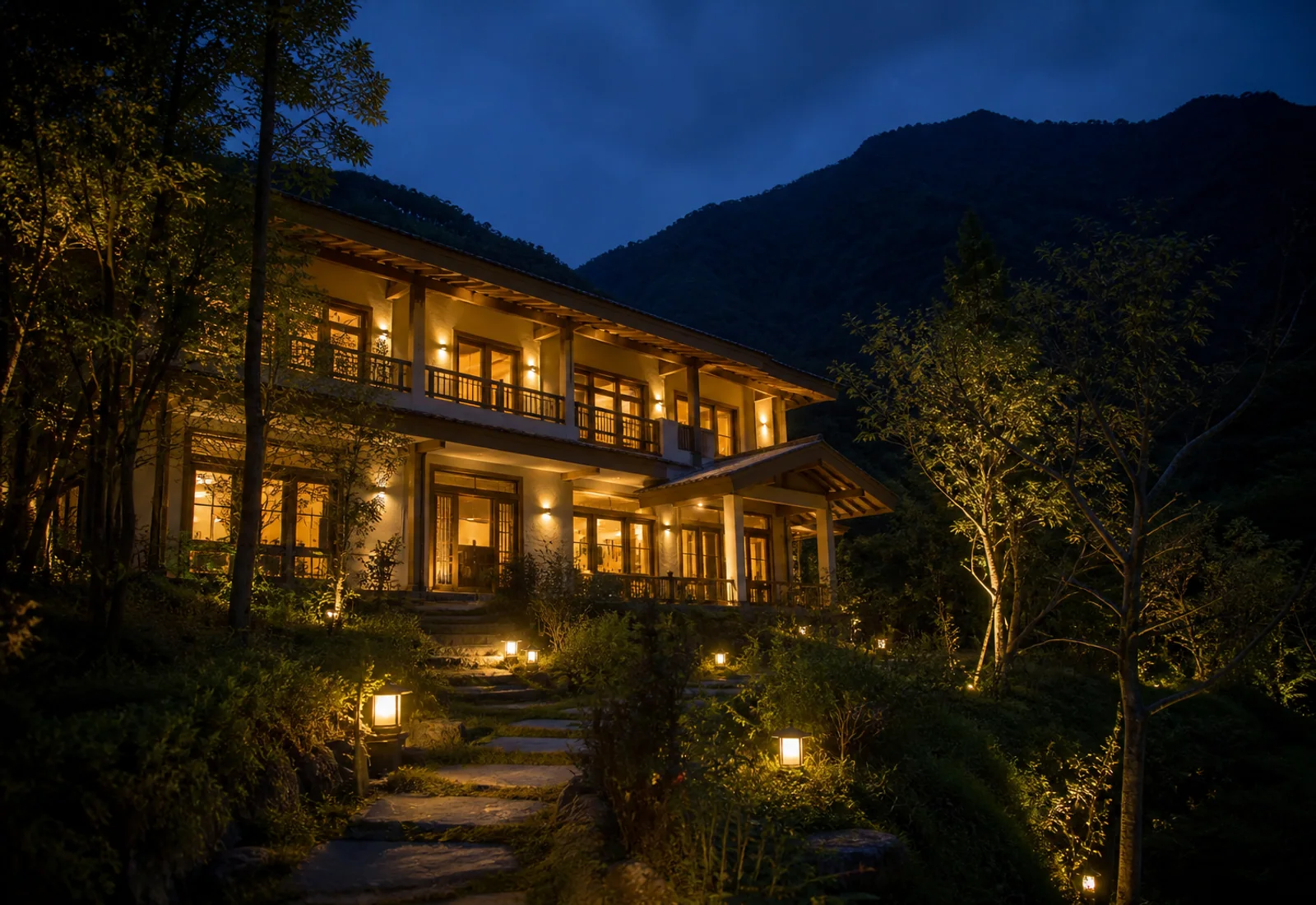 夜間亮著暖光的建築外觀
