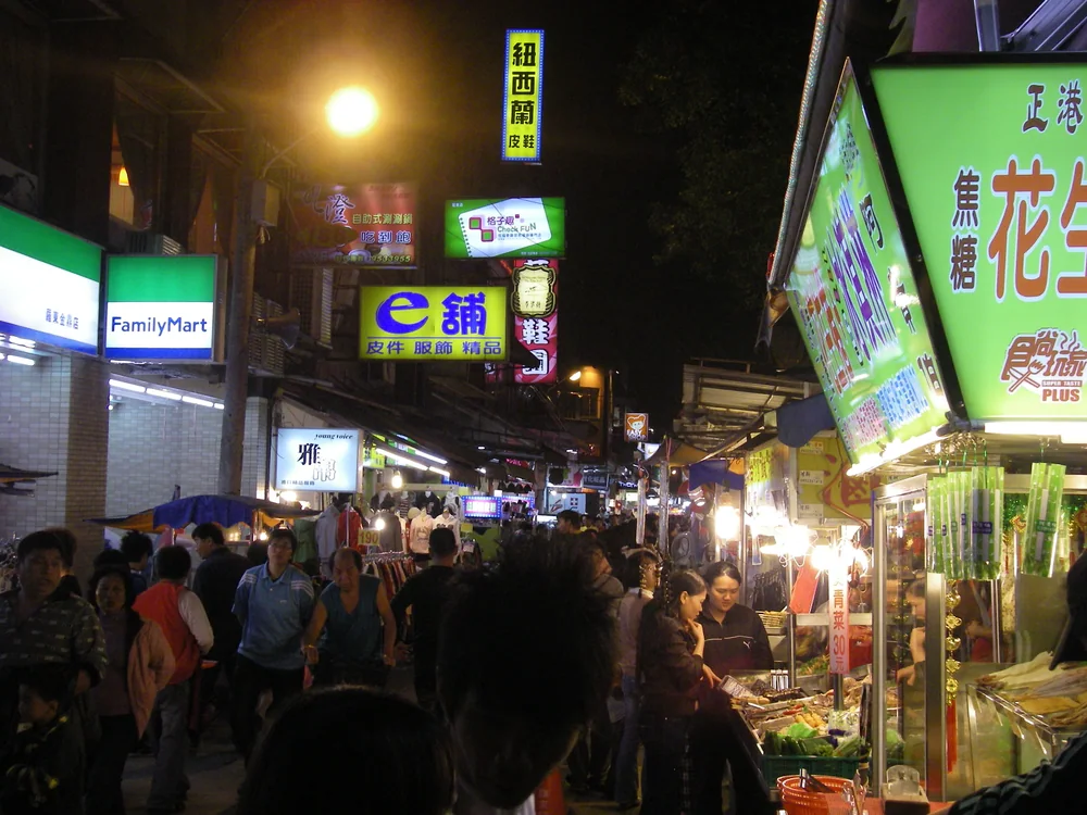 夜市的攤位與燈光