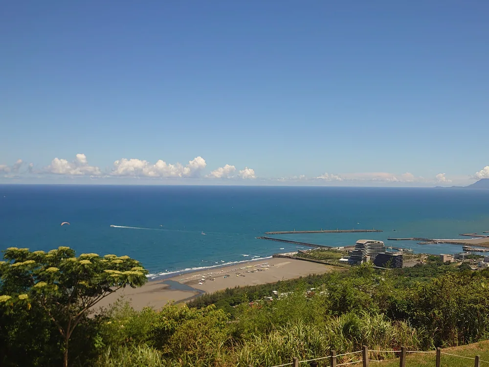 外澳沙灘與遠處的龜山島